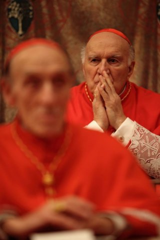 Michel Piccoli (con le mani giunte in preghiera) nel film Habemus Papam