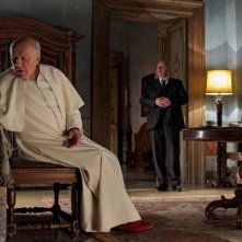 Michel Piccoli con un'espressione sofferta in una sequenza di Habemus Papam