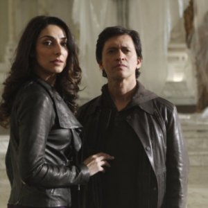 Necar Zadegan e Clifton Collins, Jr nell'episodio A Message Back di The Event