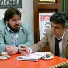 Vincenzo Salemme con Giuseppe Battiston nel film Senza arte né parte, del 2011