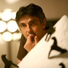 Vincenzo Salemme con un prototipo della Montagna di Sale di Mimmo Paladino nel film Senza arte né parte