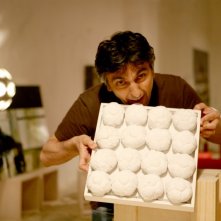 Vincenzo Salemme con una copia di 'Achrome' (di Piero Manzoni) nel film Senza arte né parte