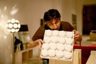 Vincenzo Salemme con una copia di 'Achrome' (di Piero Manzoni) nel film Senza arte né parte