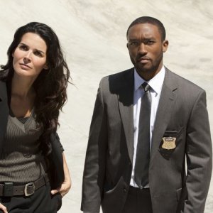Lee Thompson Young e Angie Harmon nell'episodio Boston Strangler Redux di Rizzoli & Isles