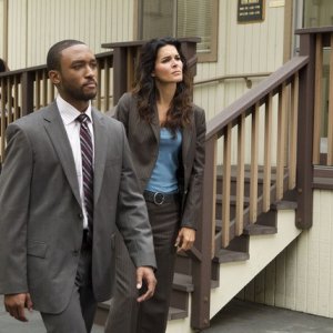 Lee Thompson Young e Angie Harmon nell'episodio I Kissed a Girl di Rizzoli & Isles