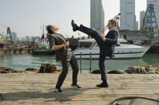 Rowan Atkinson in una scena d'azione di Johnny English Reborn