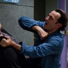 Albert Dupontel in uno scontro corpo a corpo nel film La proie