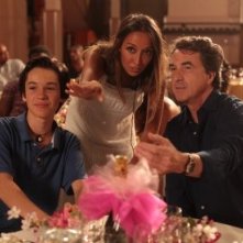 Jeremie Duvall e Francois Cluzet con Saphia Azzeddine sul set di Mon père est femme de ménage