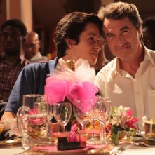 Jeremie Duvall parla sottovoce a Francois Cluzet in una scena di Mon père est femme de ménage