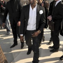 Kanye West arriva ad una sfilata di Valentino