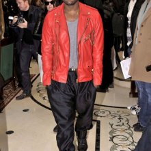 Kanye West in chiodo rosso
