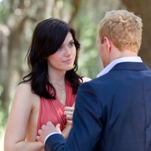 Kellan Lutz e Mandy Moore in una scena di Love, Wedding, Marriage