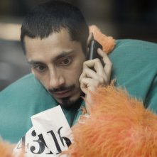 Riz Ahmed al telefono nel film Four lions