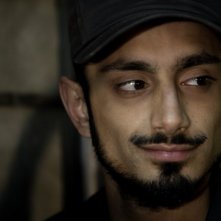 Uno dei protagonisti del film Four lions in una scena