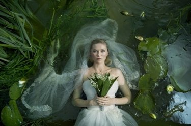 La prima suggestiva immagine dell'eterea sposa Kirsten Dunst in Melancholia