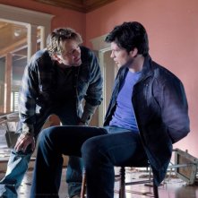 Clark (Tom Welling) e Alt-Jonathan (John Schneider) nell'episodio Kent di Smallville