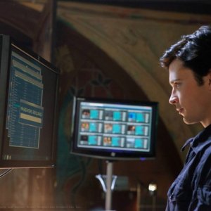Clark (Tom Welling) guarda dei monitor dell'episodio Kent di Smallville