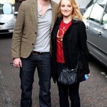 Evanna Lynch e Matthew Lewis posano fuori dagli studi di Londra