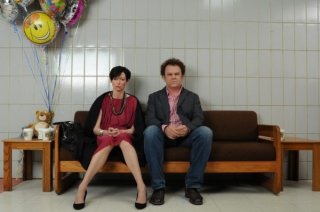 John C. Reilly e Tilda Swinton in una drammatica scena di We Need To Talk About Kevin