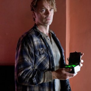 L'Alt-Jonathan (John Schneider) con un pezzo di criptonite nell'episodio Kent di Smallville