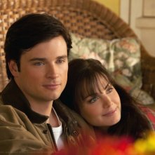 Lois (Erica Durance) appoggiata a Clark (Tom Welling) dell'episodio Kent di Smallville