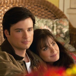 Lois (Erica Durance) appoggiata a Clark (Tom Welling) dell'episodio Kent di Smallville