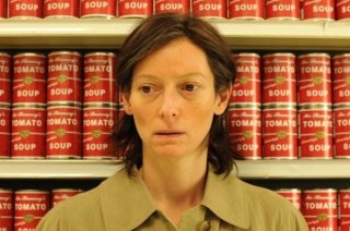 Un intenso primo piano di Tilda Swinton in We Need To Talk About Kevin