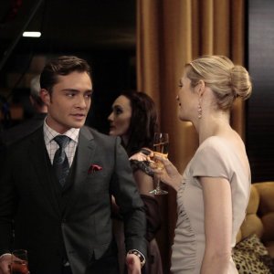 Chuck (Ed Westwick) e Lily (Kelly Rutherford) nell'episodio Empire Of The Son di Gossip Girl