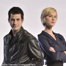 Craig Olejnik e Lauren Lee Smith in una foto promozionale della stagione 2 di The Listener