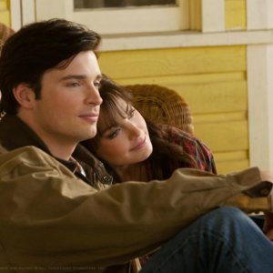 Tom Welling ed Erica Durance in un momento dell'episodio Kent di Smallville