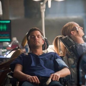 Anna Torv e Joshua Jackson nell'episodio Lysergic Acid Diethylamide di Fringe