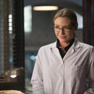 Anna Torv in una scena dell'episodio Lysergic Acid Diethylamide di Fringe