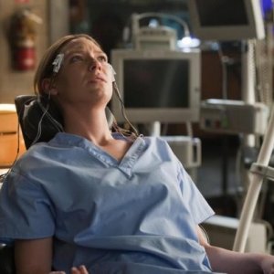 Anna Torv nell'episodio Lysergic Acid Diethylamide di Fringe