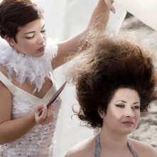 Carla Marchese alle prese con un'acconciatura vaporosa in una scena del film I baci mai dati (2010)