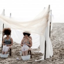 Carla Marchese (in piedi) in una scena del film I baci mai dati (2010)