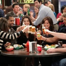 Jane Leeves, Valerie Bertinelli e John Schneider in una scena di Hot in Cleveland
