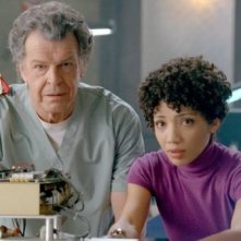 John Noble e Jasika Nicole in una scena dell'episodio Lysergic Acid Diethylamide di Fringe