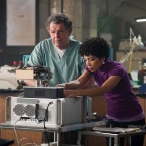 John Noble e Jasika Nicole nell'episodio Lysergic Acid Diethylamide di Fringe