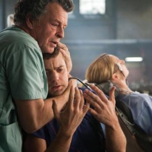 John Noble e Joshua Jackson nell'episodio Lysergic Acid Diethylamide di Fringe