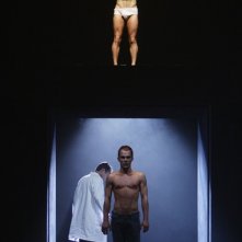 Julien Alluguette (in alto) e Bruno Wolkowitch a teatro con Equus, in scena a Parigi