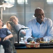 Lance Reddick in una scena dell'episodio Lysergic Acid Diethylamide di Fringe