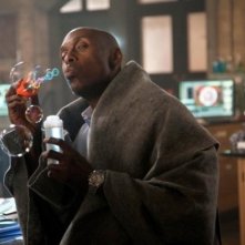 Lance Reddick nell'episodio Lysergic Acid Diethylamide di Fringe