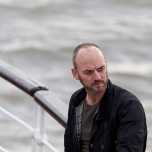 Mark Womack in una scena de L'altra verità di Ken Loach