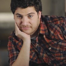 Adam Pally in una scena dell'episodio Like Father, Like Gun di Happy Endings