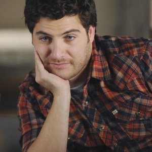 Adam Pally in una scena dell'episodio Like Father, Like Gun di Happy Endings