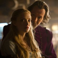 Amanda Seyfried accanto a Gary Oldman in Cappuccetto Rosso Sangue