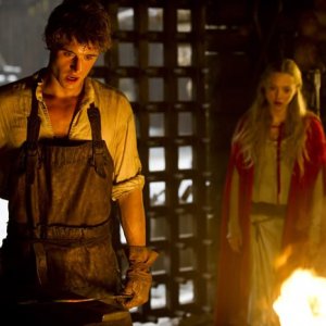 Amanda Seyfried con Max Irons in una sequenza del film Cappuccetto Rosso Sangue