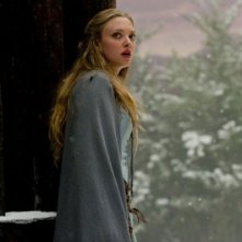 Amanda Seyfried in una sequenza di Cappuccetto Rosso Sangue