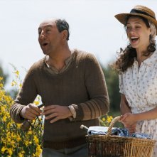 Astrid Berges-Frisbey insieme a Kad Merad in La fille du puisatier