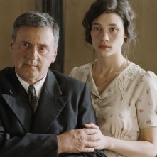 Astrid Berges-Frisbey insieme Daniel Auteuil in La fille du puisatier